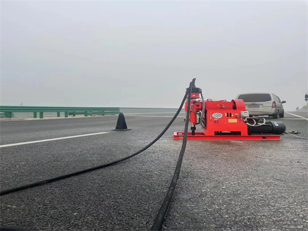 尼勒克马路路基路面开裂下沉注浆加固灌浆